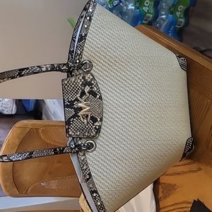 ORIGINAL MICHAEL KORS BROWN SNEAK, KEY CHAIN INSIDE, INSIDE POCKECTS, DUST COVER